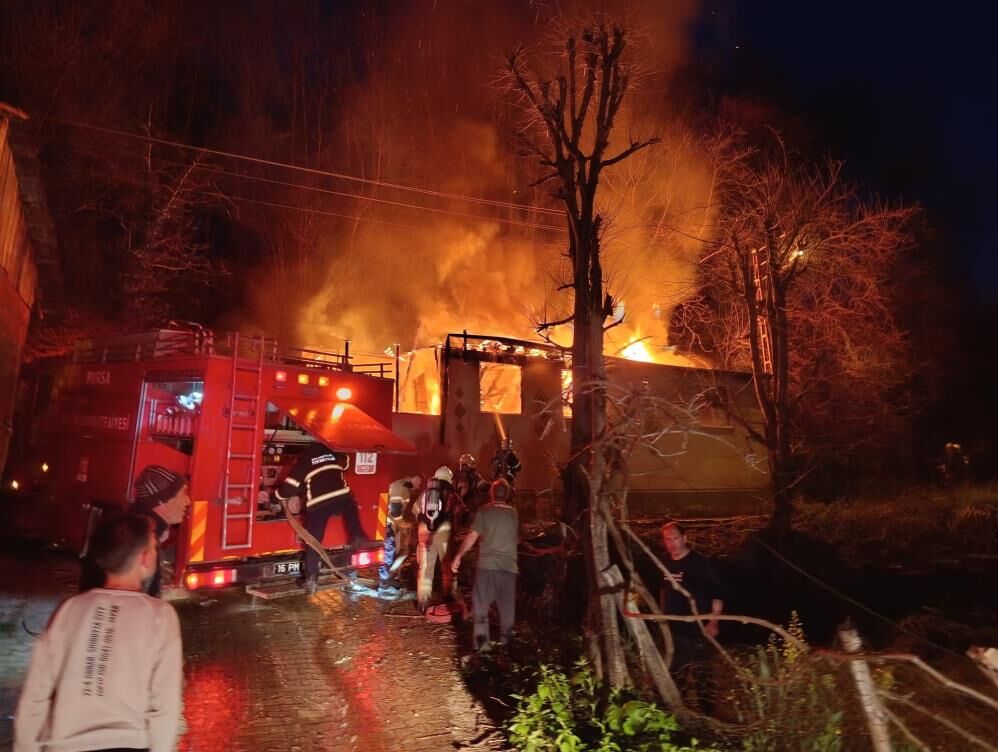 İnegöl'de Tek Katlı Ev Alev Alev Yandı! (1)