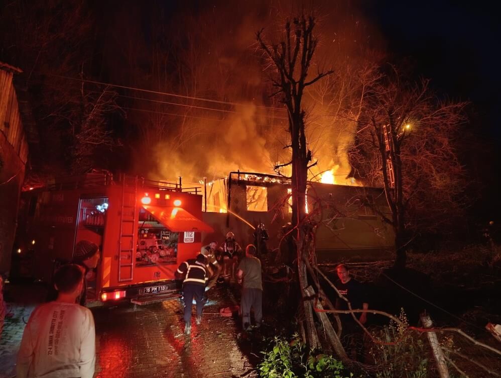 İnegöl'de Tek Katlı Ev Alev Alev Yandı! (2)