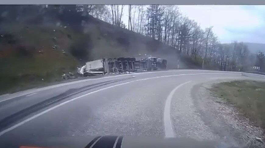 İnegöl’de Virajı Alamayan Tır Devrildi! Kaza Anı Kamerada.. (2)