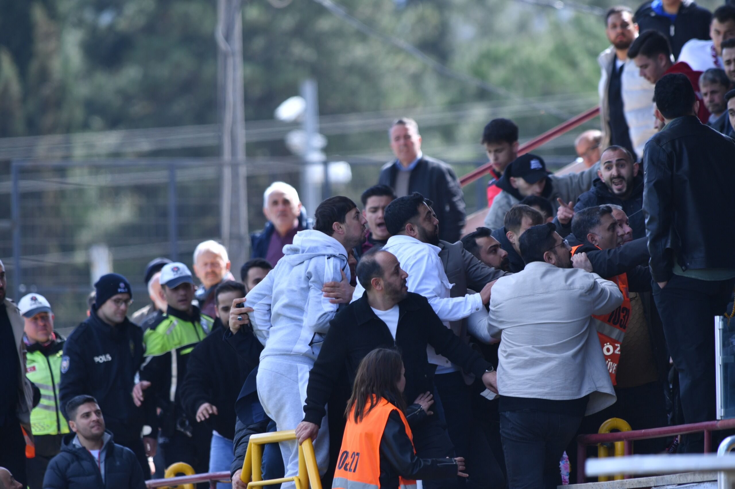 İnegölspor – Elazığspor Maçında Tribünler Karıştı!1