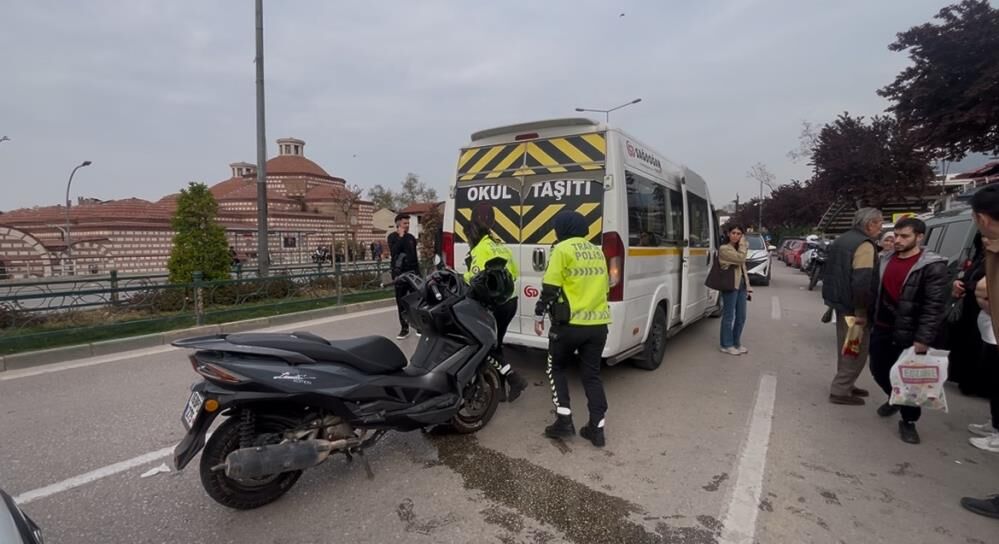 İşçi Servisine Motosiklet Çarptı (2)