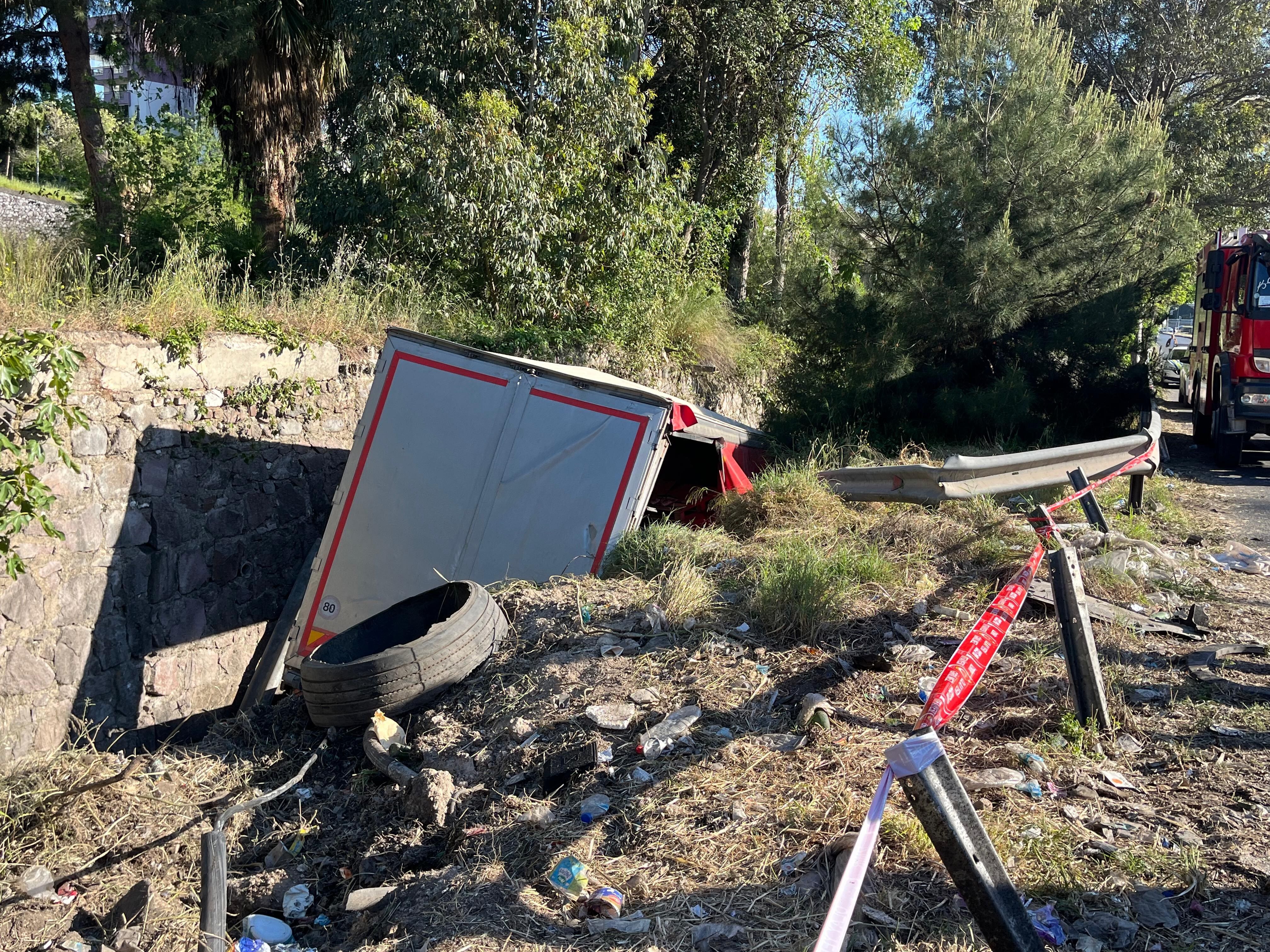 İzmir’de Tır 10 Aracı Biçti! Çok Sayıda Kişi Hayatını Kaybetti, 1 Polis Şehit Oldu (2)