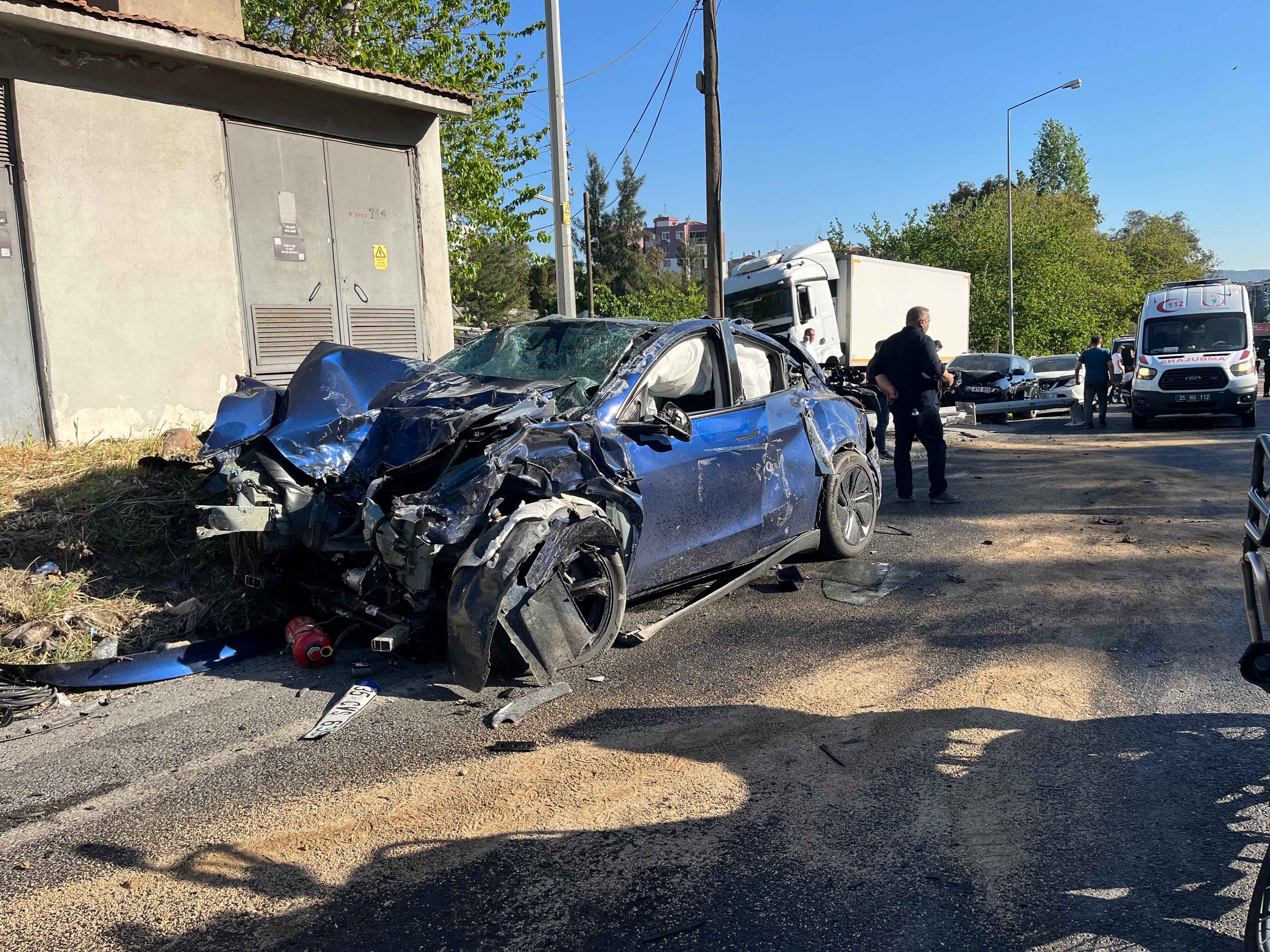 İzmir’de Tır 10 Aracı Biçti! Çok Sayıda Kişi Hayatını Kaybetti, 1 Polis Şehit Oldu (3)