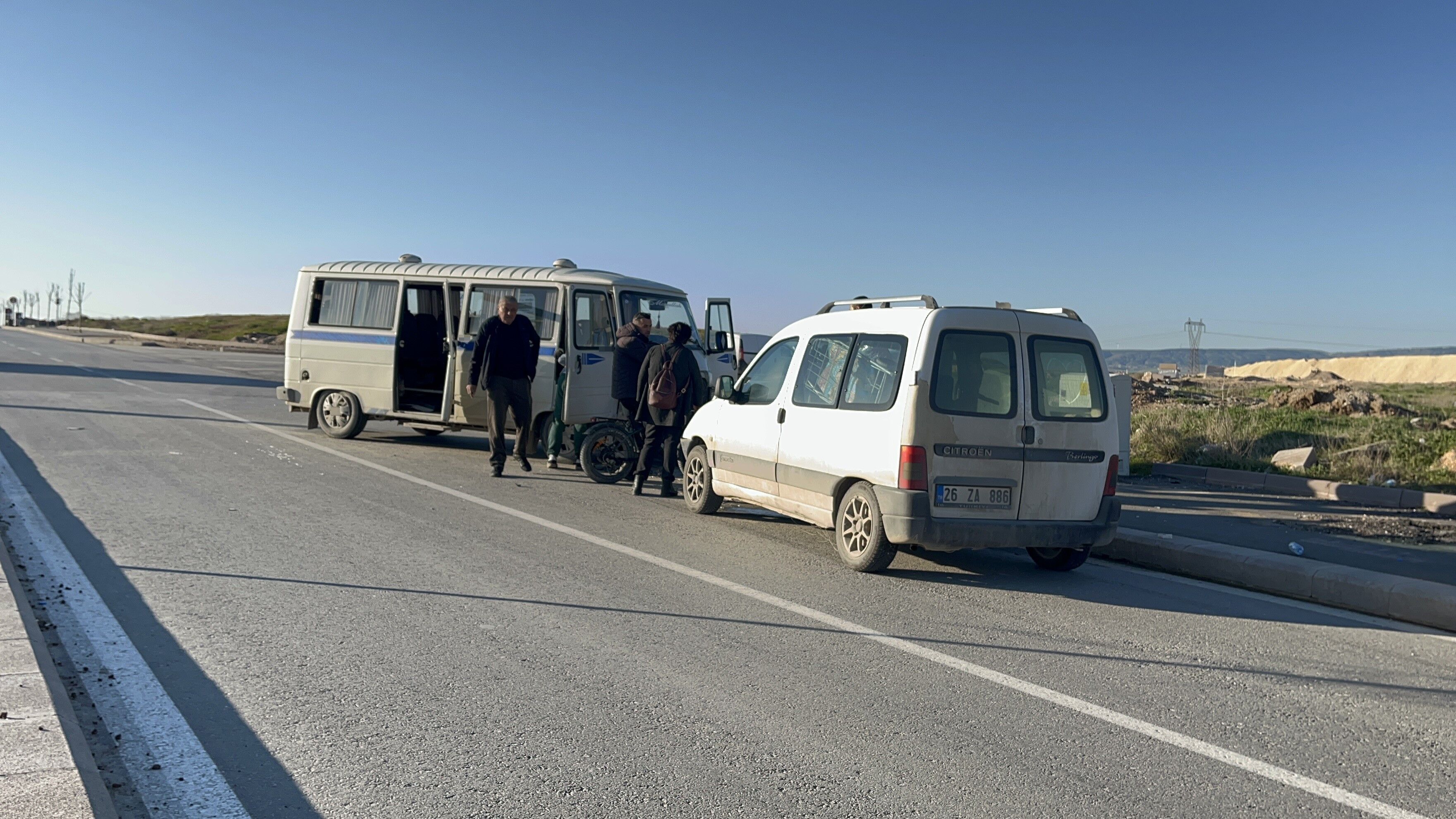 Kazadan Sonra Ters Yöne Giren Minibüs Hafif Ticari Araçla Çarpıştı 1’I Çocuk 4 Yaralı (3)