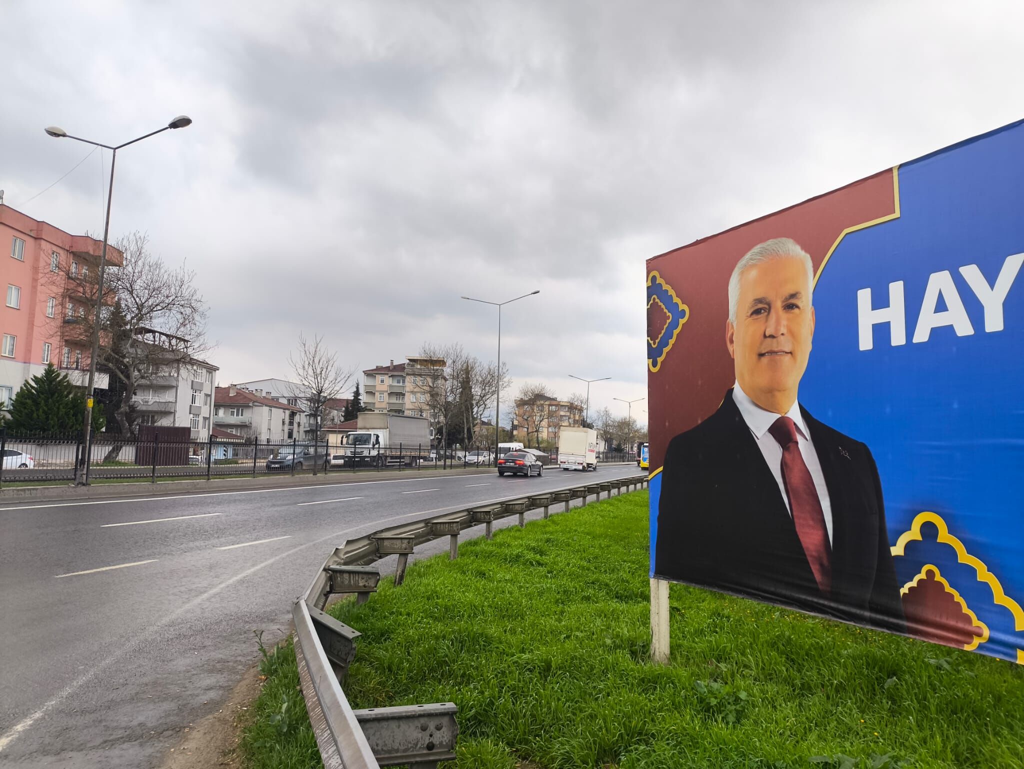 “Kendisi Gitti, Fotoğrafı Kaldı”! Bozbey’in Afişi Hâlâ Yerinde-1