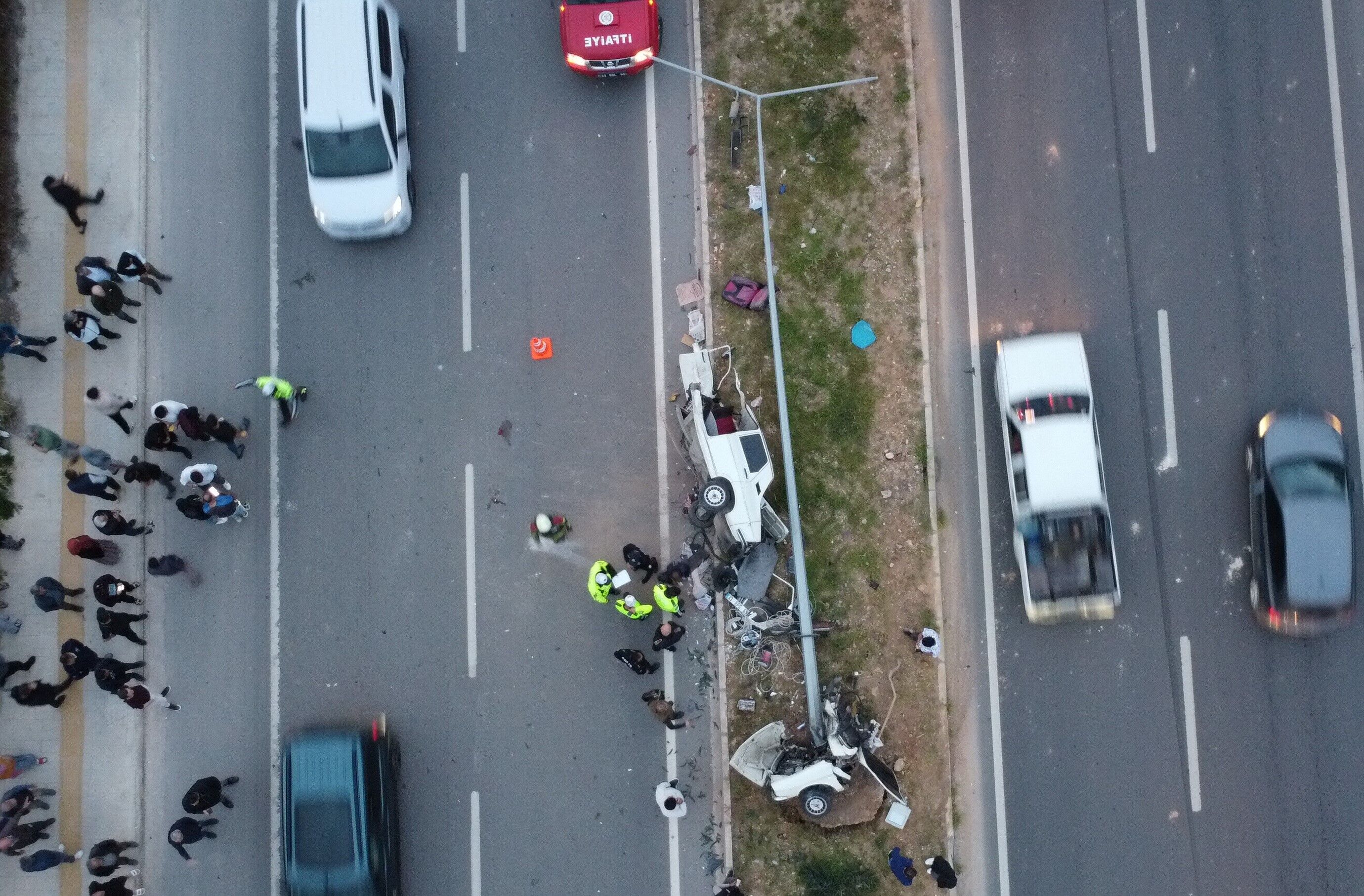 Mersin'de Otomobil Ikiye Bölündü, 4 Kişi Yaralandı (4)