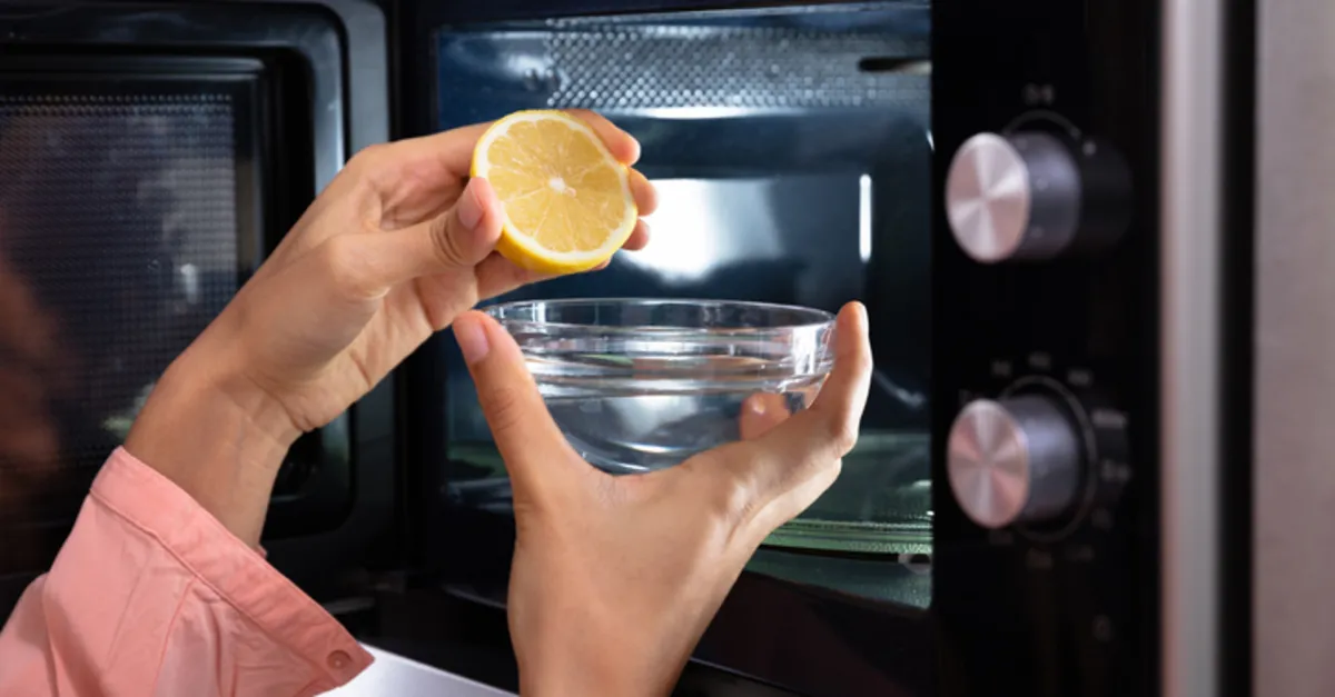 Mikrodalga Fırını İlk Günkü Gibi Yapan Doğal Yöntem! Yağ Ve Kirleri Söküp Atan Basit Karışım (1)