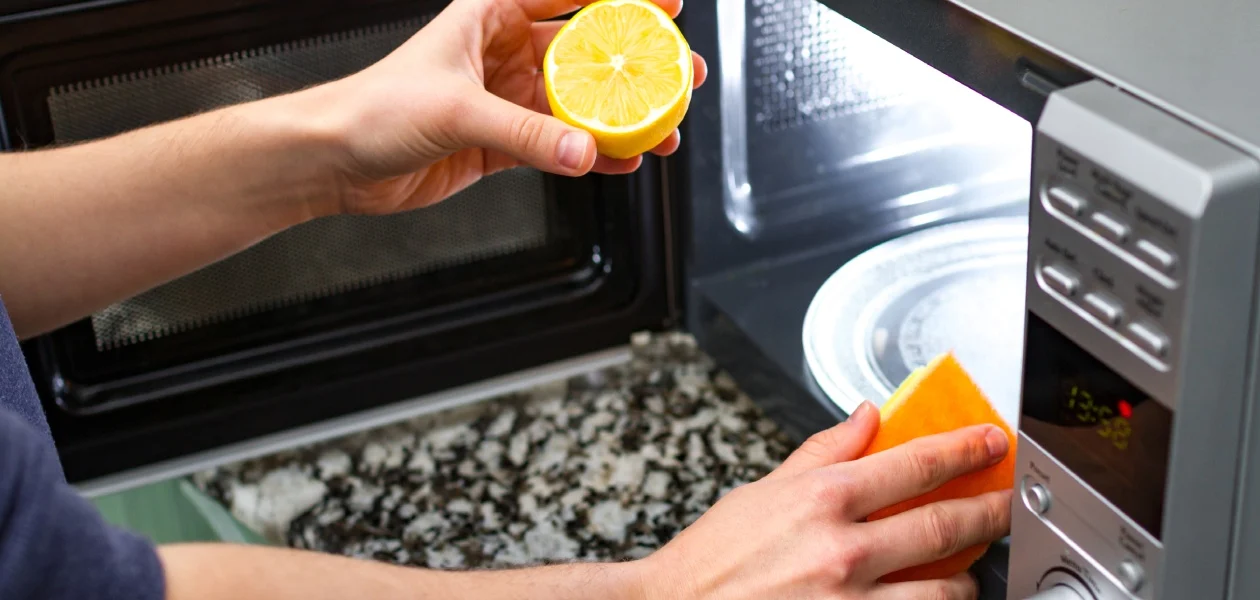 Mikrodalga Fırını İlk Günkü Gibi Yapan Doğal Yöntem! Yağ Ve Kirleri Söküp Atan Basit Karışım (2)