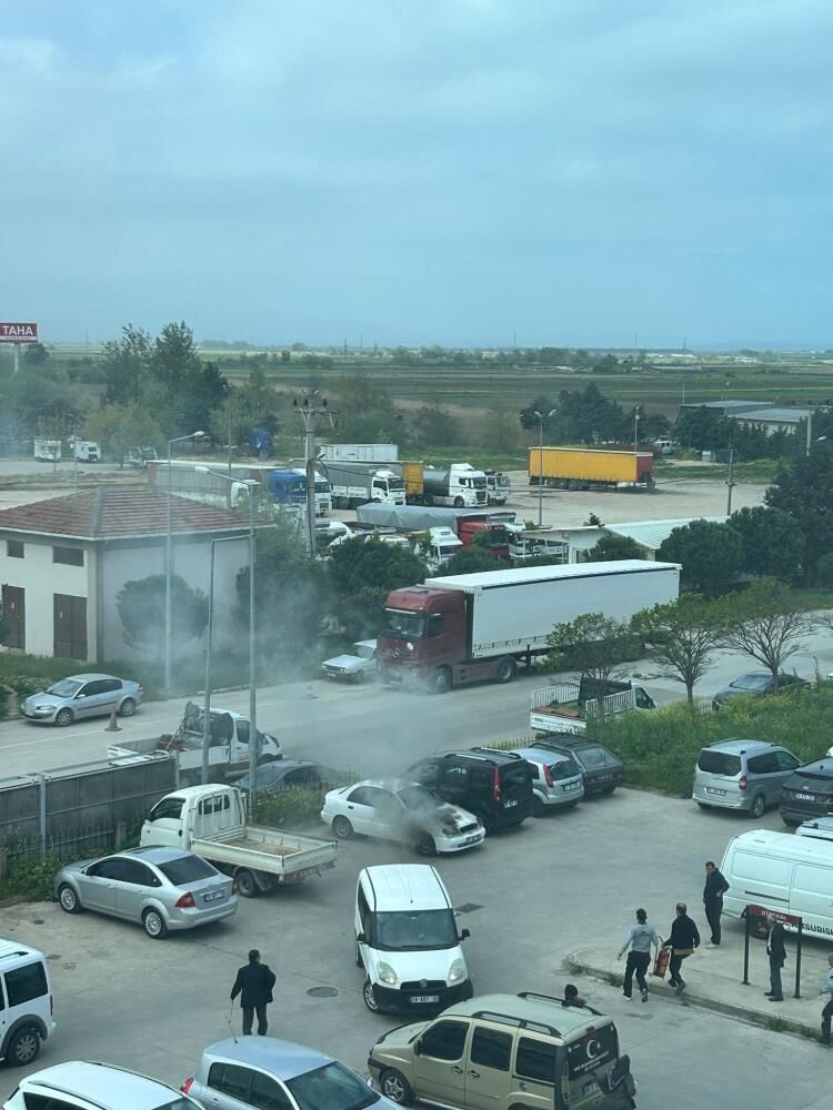 Otoparktaki Otomobilden Alevler Yükseldi! (1)