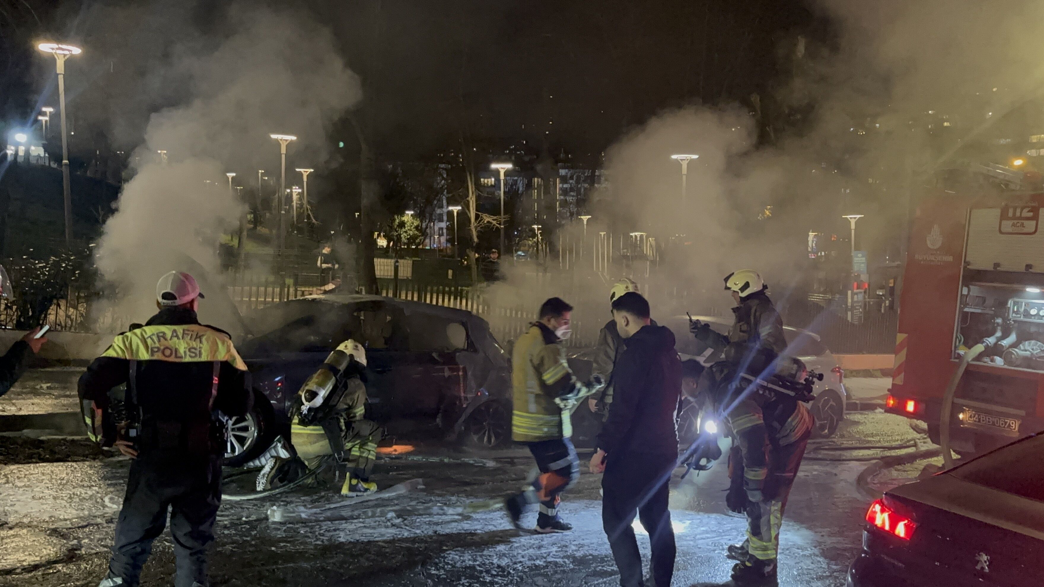 Park Halindeki Otomobilde Yangın Çıktı, Alevler Başka Araca Sıçradı (2)