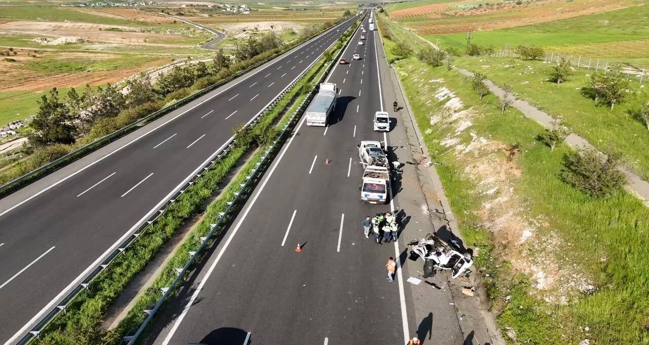 Şanlıurfa'da Hafif Ticari Araç Otomobille Çarpıştı 3 Ölü, 5 Yaralı (3)