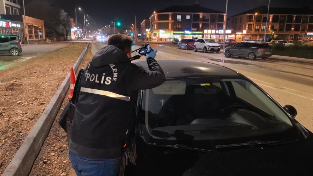 Seyir Halindeki Otomobile Yorgun Mermi Isabet Etti (3)