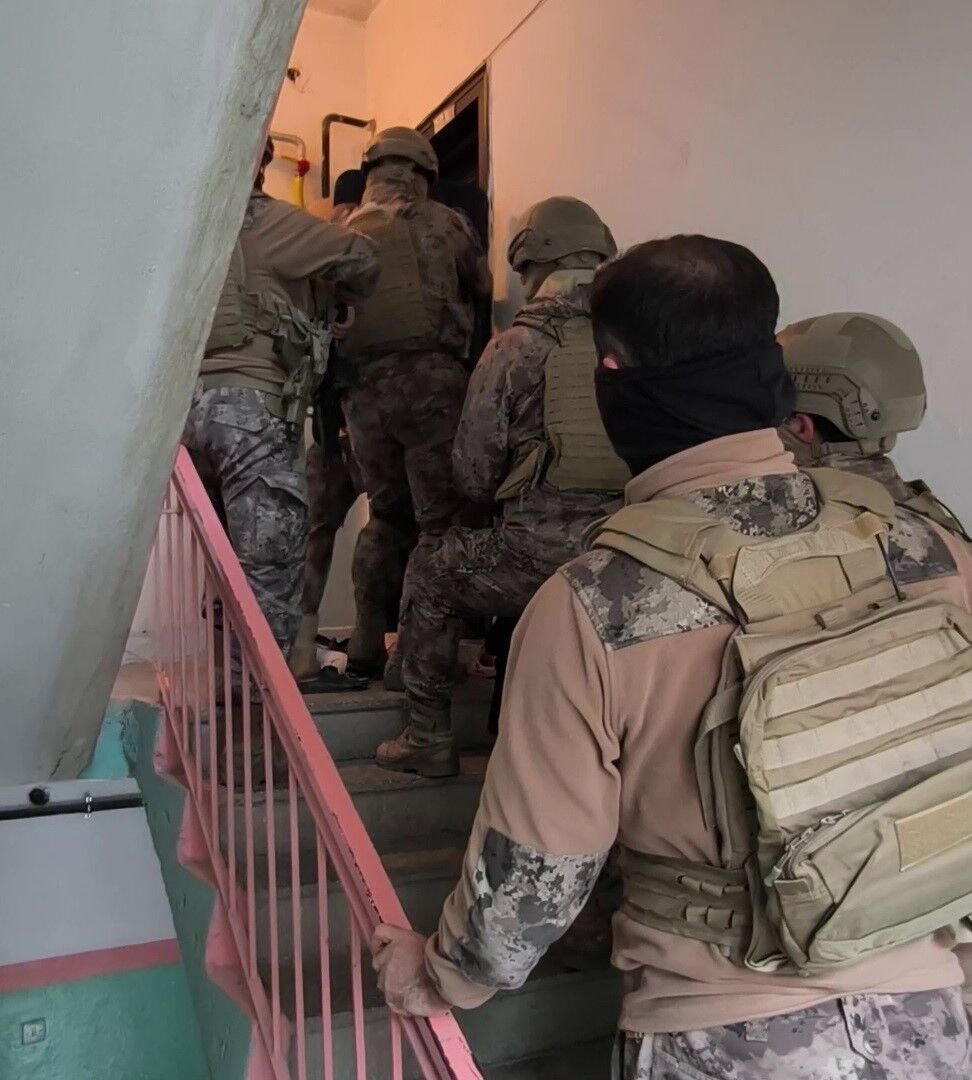 Siber Suç Makineleri 50'Den Fazla Dosyadan Aranıyordu, Sivas'ta Yakalandılar (1)