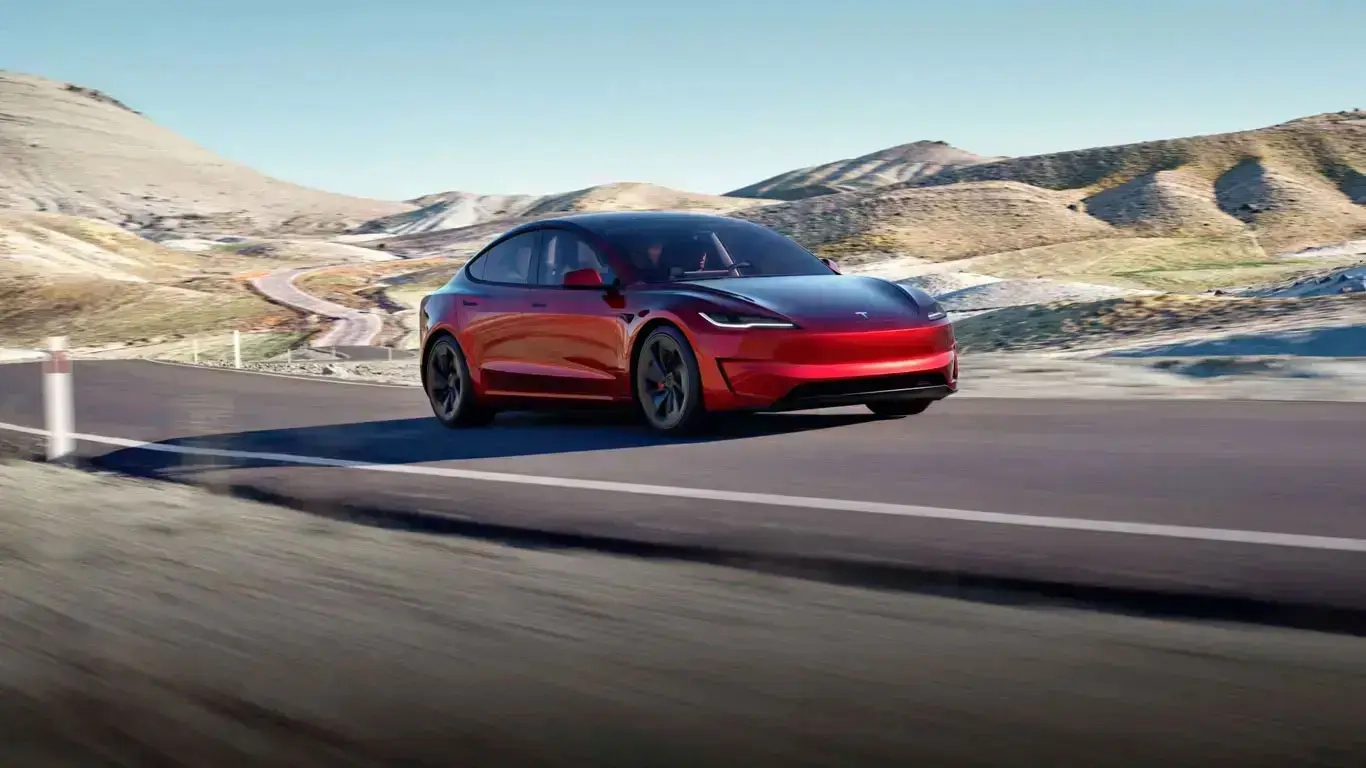 Tesla Model 3 Alanlara 1 Yıl Ücretsiz Şarj Hediyesi! (1)