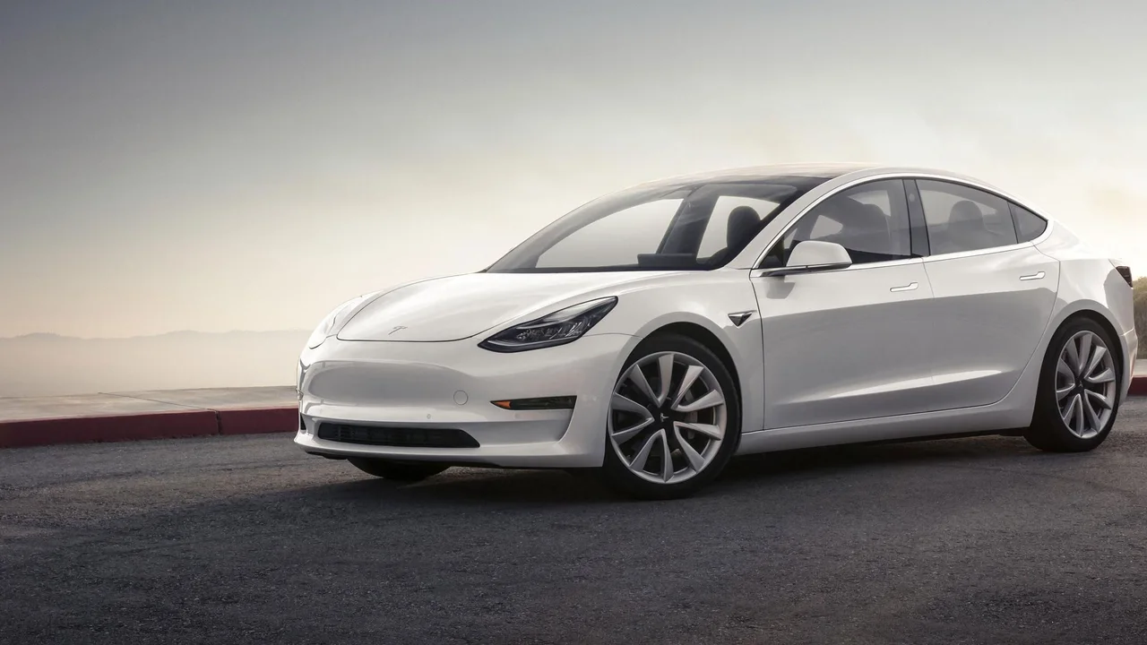 Tesla Model 3 Alanlara 1 Yıl Ücretsiz Şarj Hediyesi! (2)