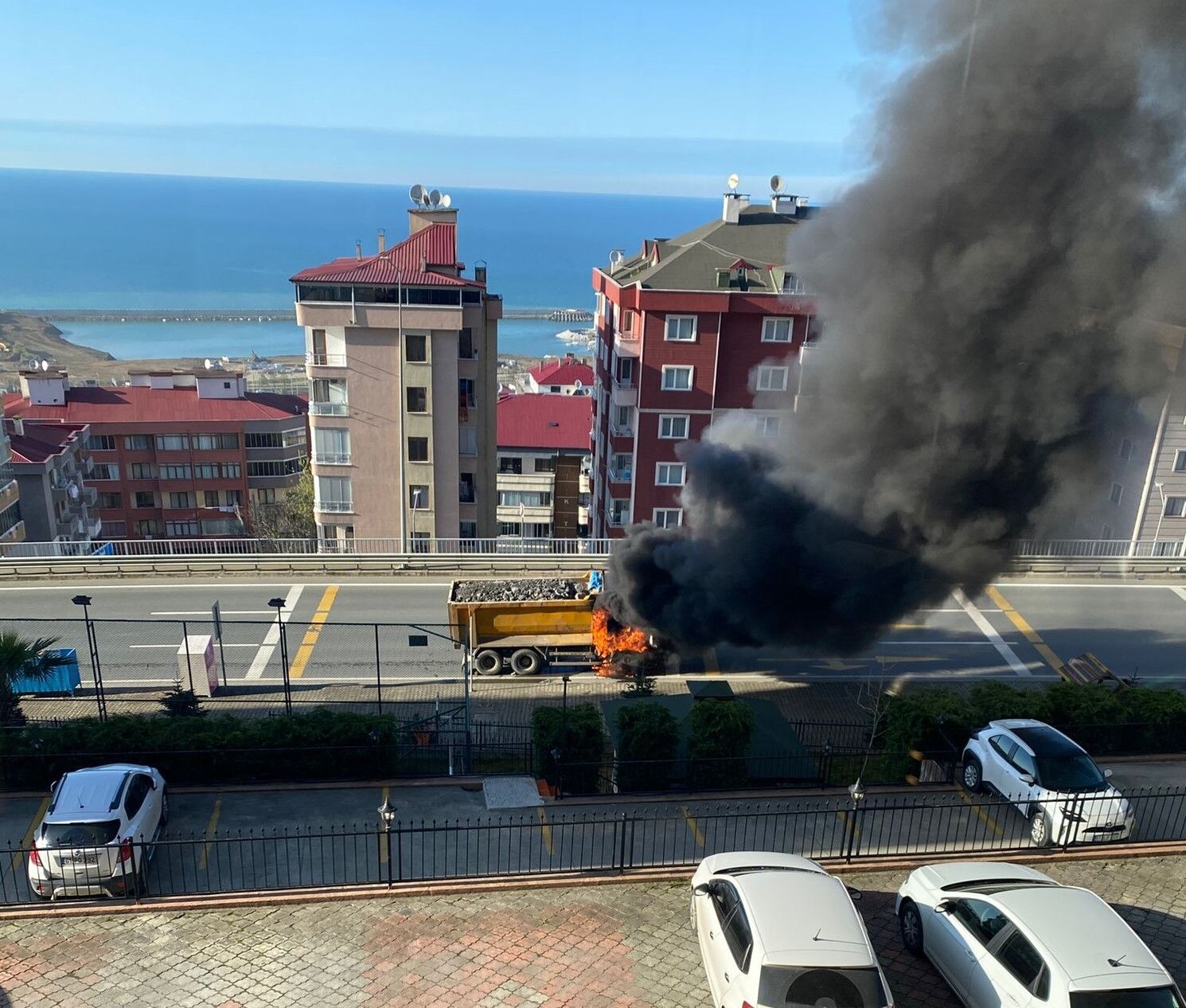 Trabzon'da Taş Kamyonu Yangını Korkuttu (2)