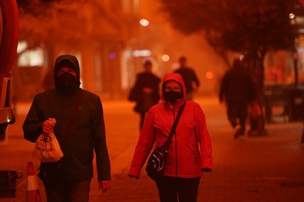 Türkiye’yi Kırmızıya Boyayan Çöl Tozu İstanbul’a Ulaştı! Pazar Günü Gidiyor (1)