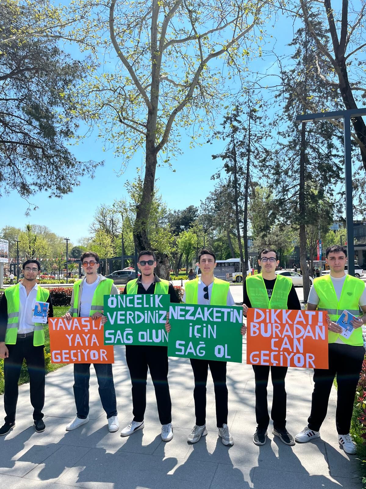 Üniversiteli Gençlerden Alkışlanacak Hareket! İnegöl’de Trafik Örnek Çalışma (1)