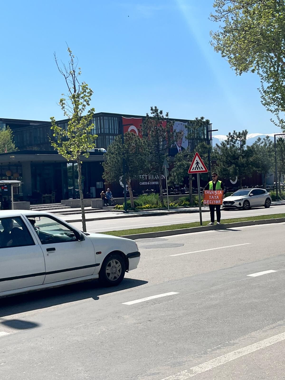 Üniversiteli Gençlerden Alkışlanacak Hareket! İnegöl’de Trafik Örnek Çalışma (7)