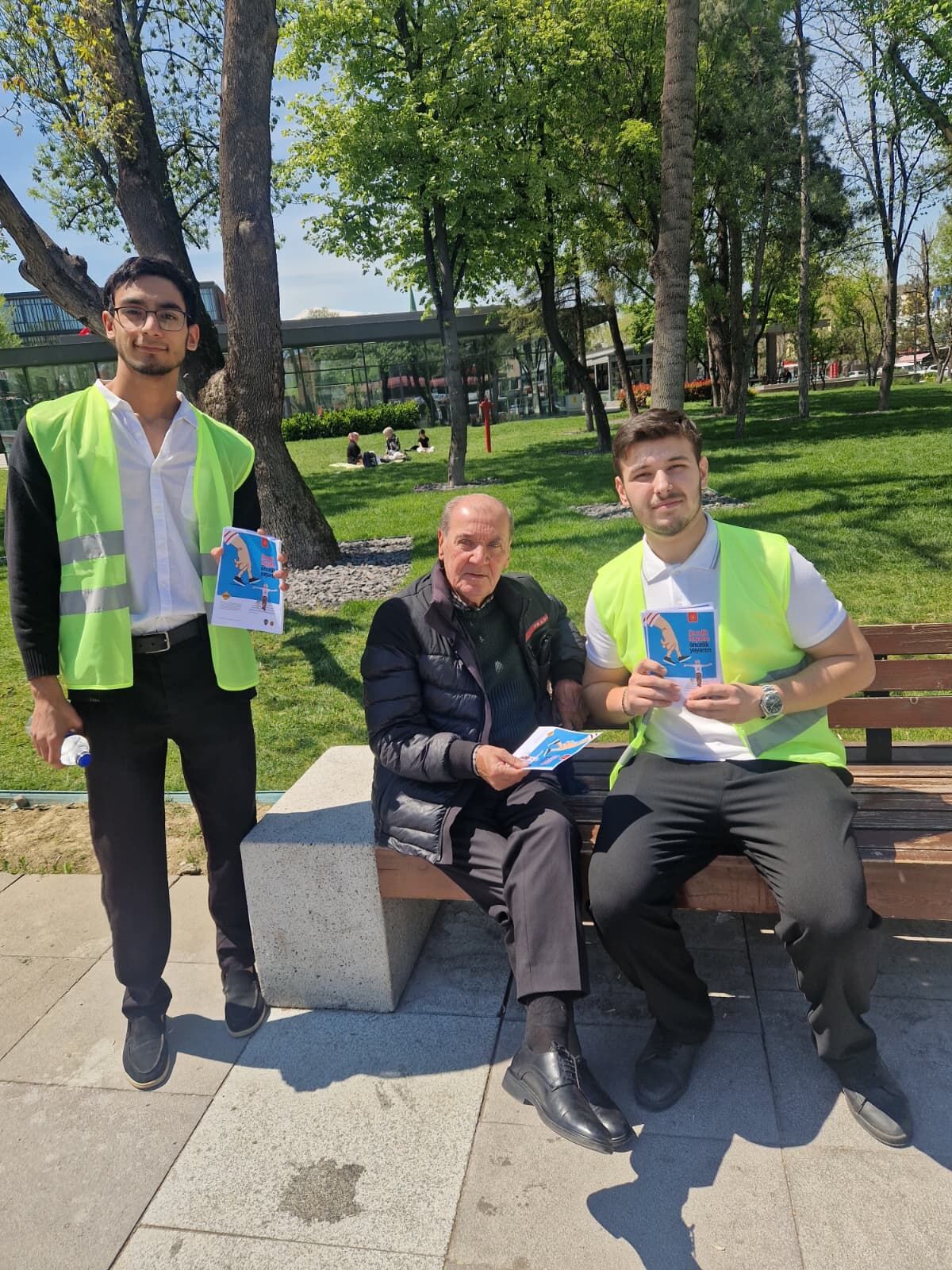 Üniversiteli Gençlerden Alkışlanacak Hareket! İnegöl’de Trafik Örnek Çalışma (9)