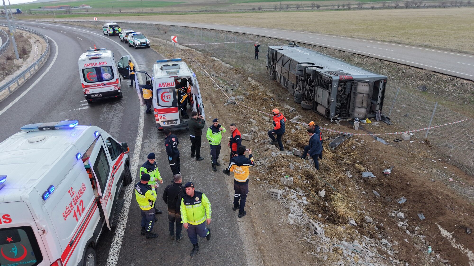 Virajı Alamayan Otobüs Şarampole Devrildi 23 Yaralı (6)