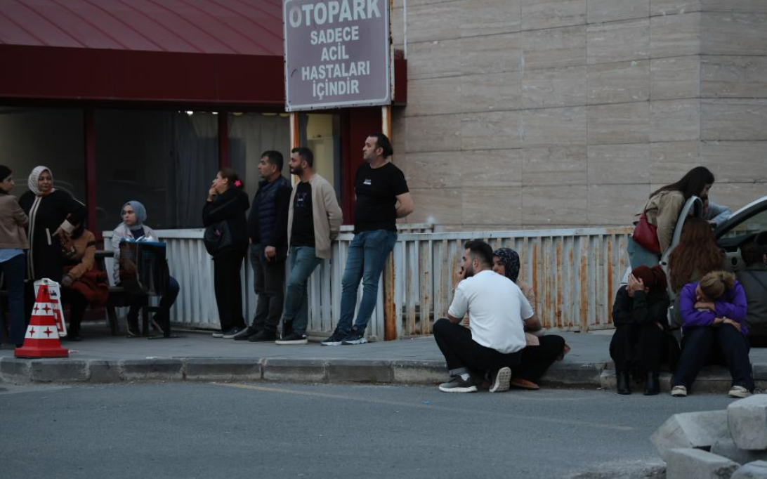 Yaralı Öğrencilerin Ailelerinin Hastane Önündeki Bekleyişi Sürüyor (2)
