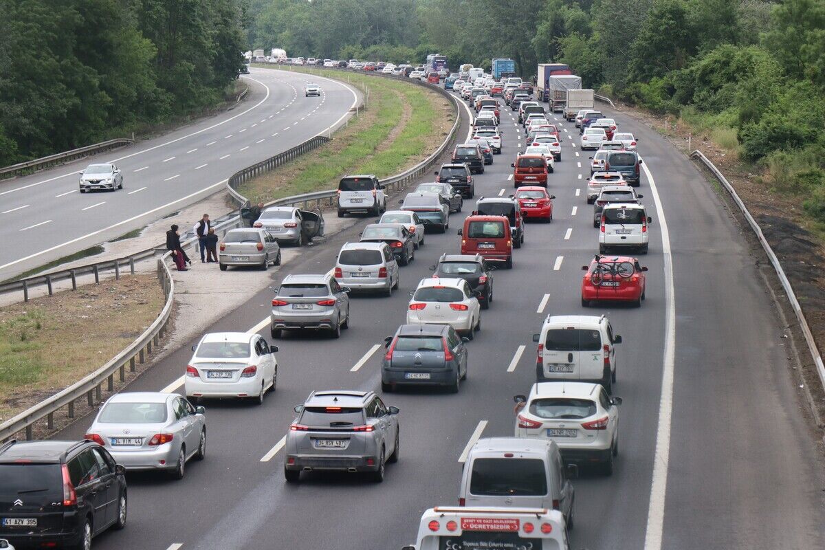 Kurban Bayramı tatili için yola çıkan vatandaşlar, Sakarya geçişinde yoğun trafik oluşturdu.