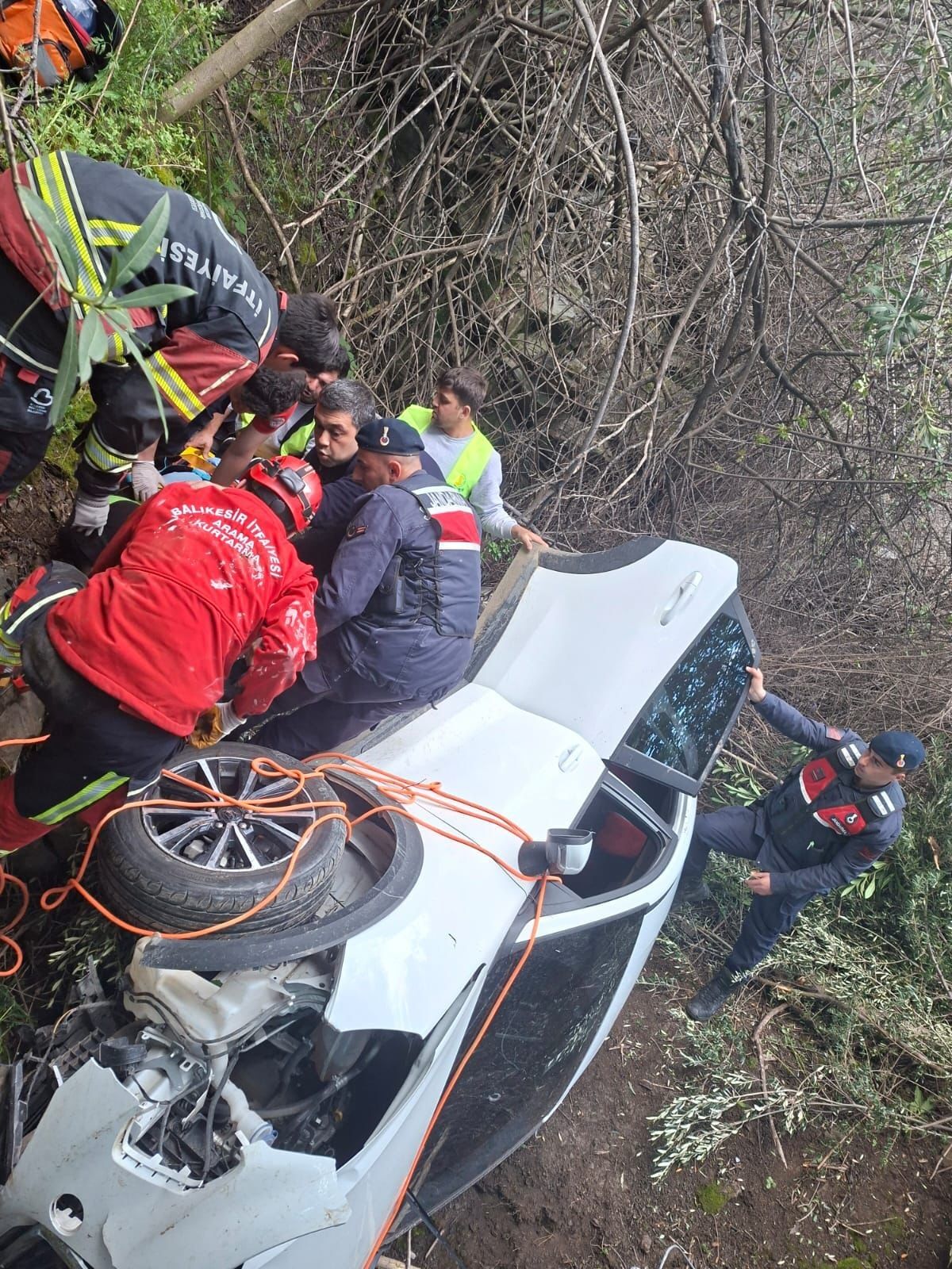Ayvacık'ta Otomobil Uçuruma Yuvarlandı, Sürücü Yaralandı (1)