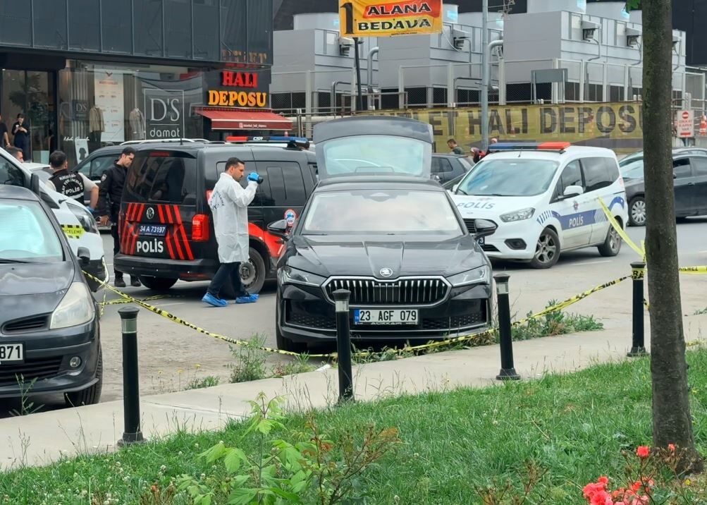 Bağcılar'da Bir Kişi Otomobilin Bagajında Ölü Bulundu (3)