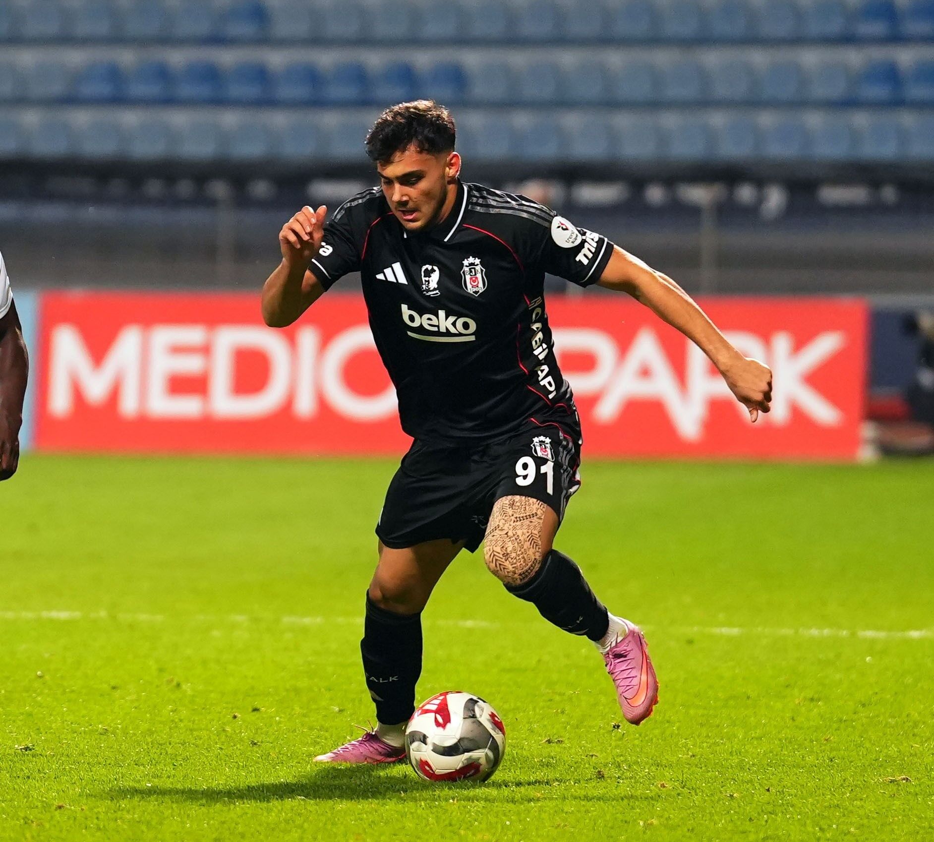 Beşiktaşlı Futbolcunun Ehliyetine El Kondu (2)