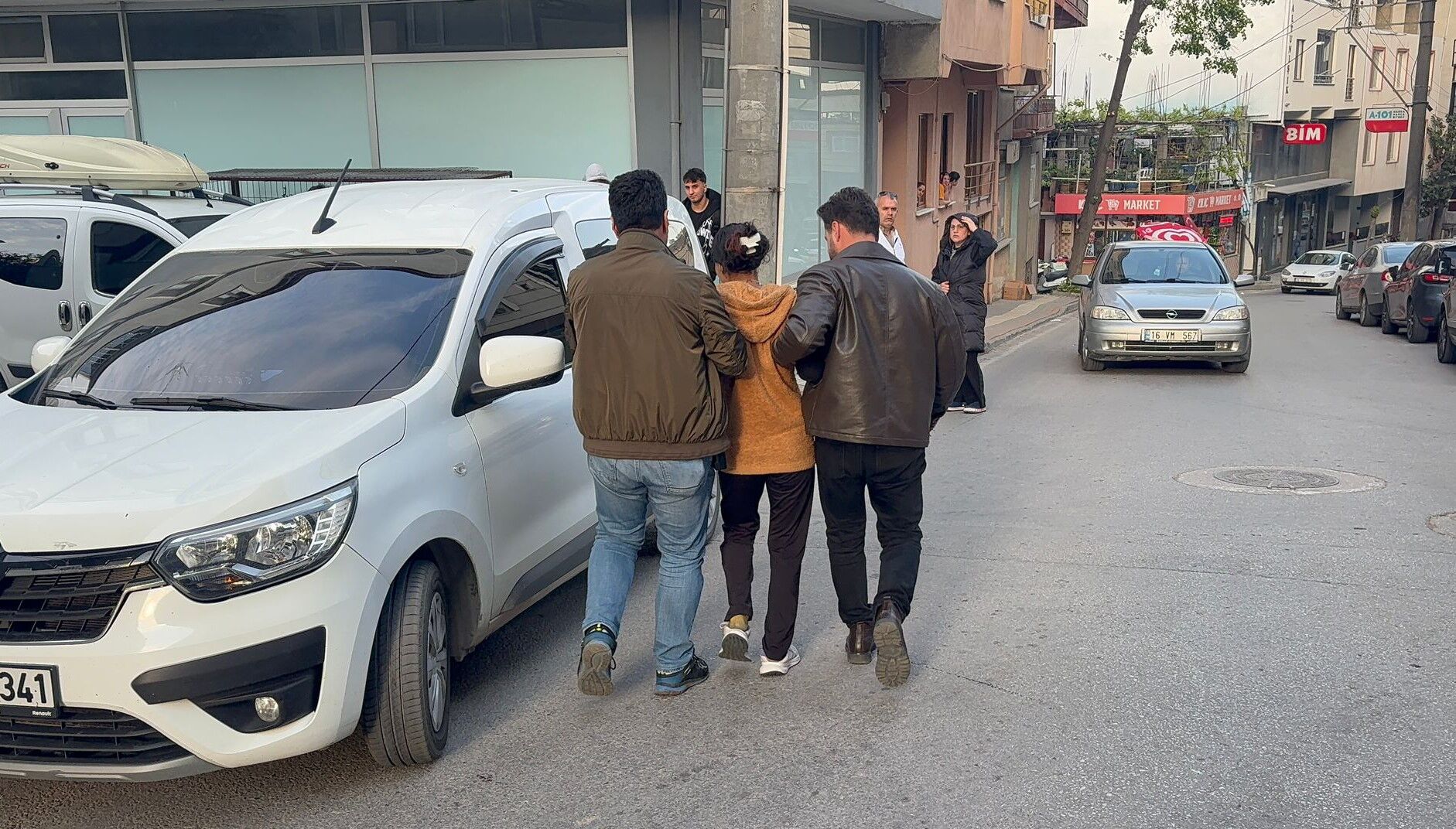 ''Bu Araç Benim'' Diyerek Hırsızlık Için Girdiği Araçtan Inmeyen Kadın Tutuklandı (2)-1