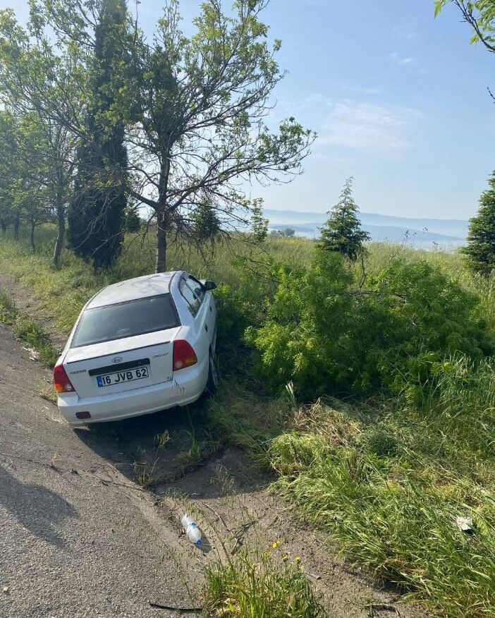 Bursa Balıkesir Kara Yolunda Tek Araçlı Kaza! 2 Yaralı (2)