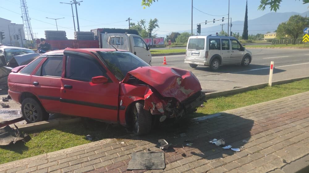 Bursa'da 4 Araç Birbirine Girdi ! 1 Ölü 4 Yaralı...-1