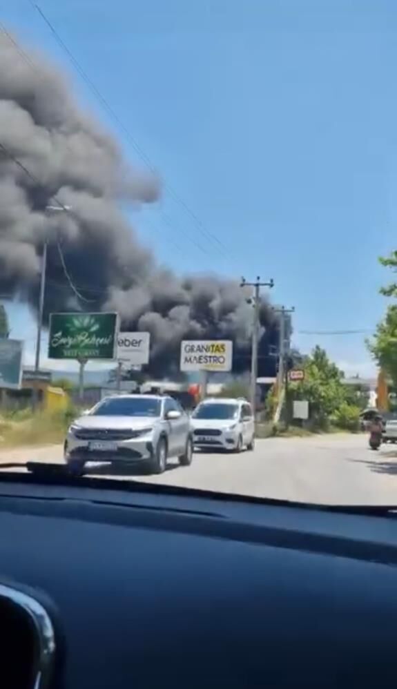 Bursa'da Büyük Yangın! 12 Araçla Yangına Müdahale Edildi (1)