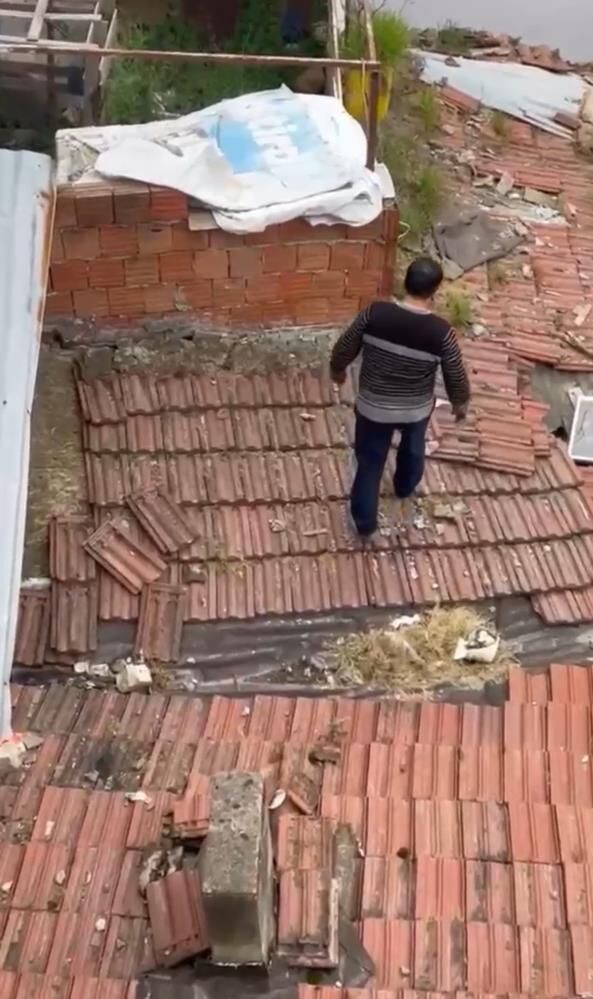 Bursa'da Çatıya Saklanan Firari, Polisi Izlerken Yakalandı! (2)