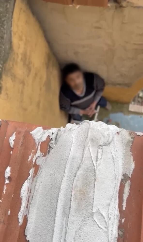 Bursa'da Çatıya Saklanan Firari, Polisi Izlerken Yakalandı! (3)
