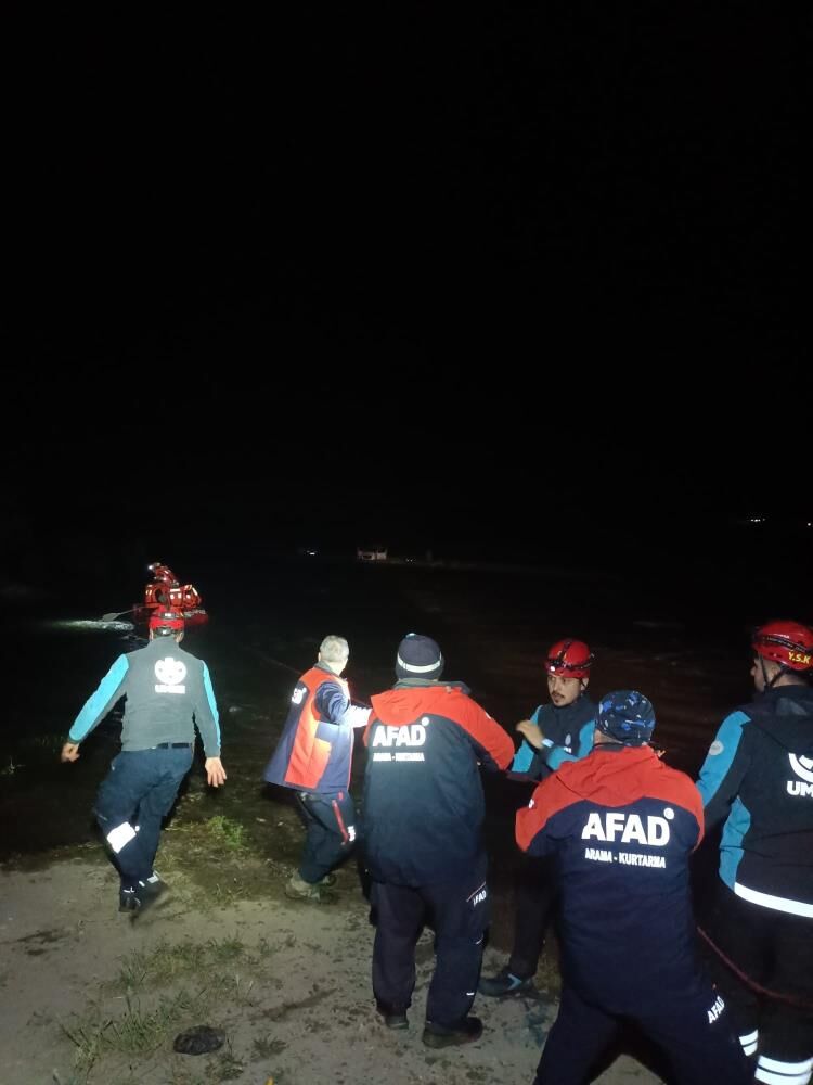 Bursa'da Dere Yatağında Su Seviyesi Artınca 4 Kişi Mahsur Kaldı! (2)
