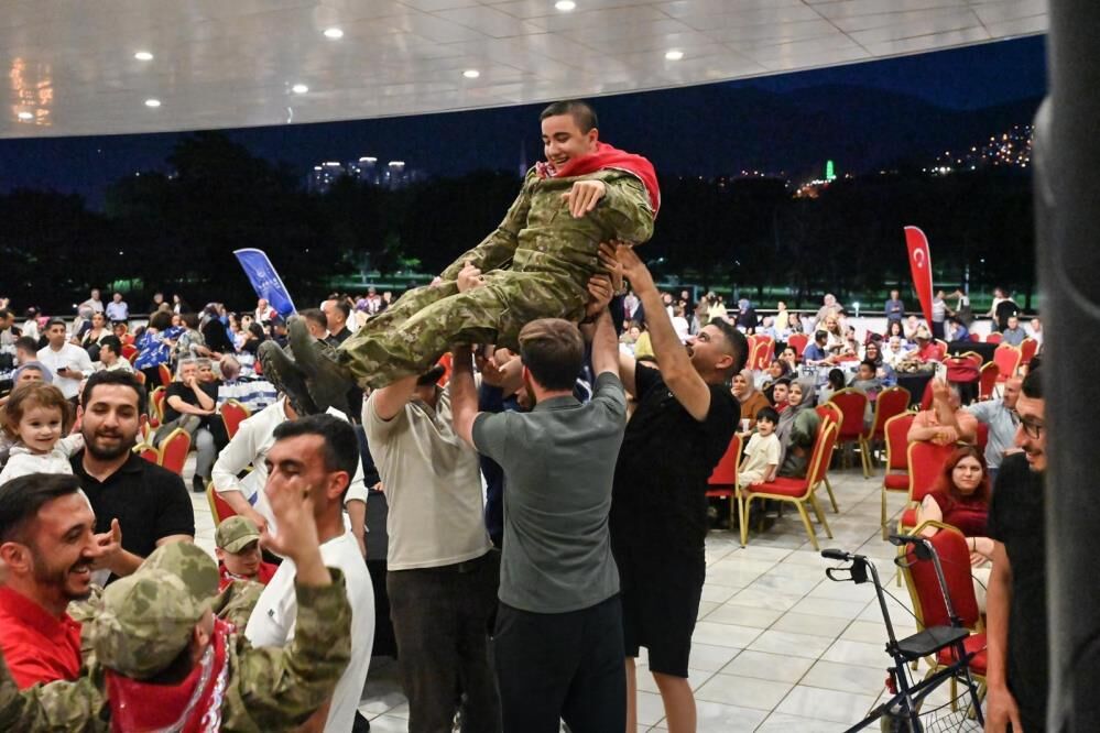 Bursa'da En Özel Askerlere Renkli Kına Eğlencesi! (2)
