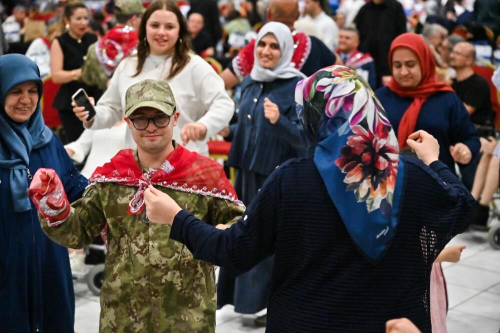 Bursa'da En Özel Askerlere Renkli Kına Eğlencesi! (4)
