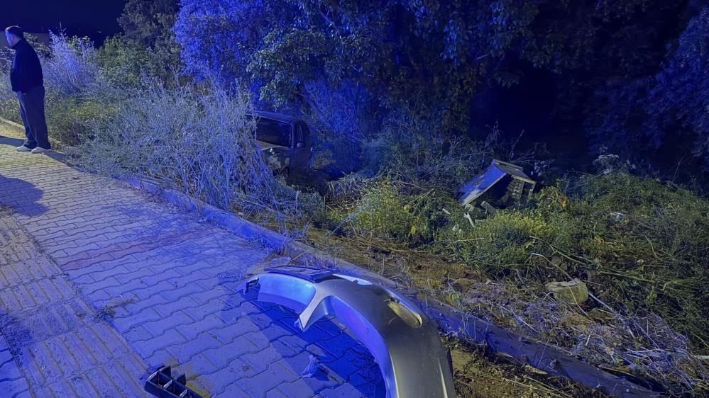 Bursa'da Feci Kaza! Direksiyon Hakimiyetini Kaybetti, 4 Yaralı.. (1)-1