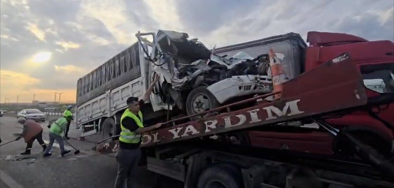 Bursa’da Feci Kaza! Kamyon Tıra Çarptı 1 Ölü (2)
