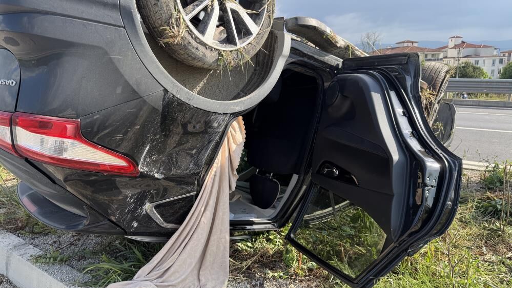 Bursa'da Feci Kaza! Otomobil Takla Attı (2)