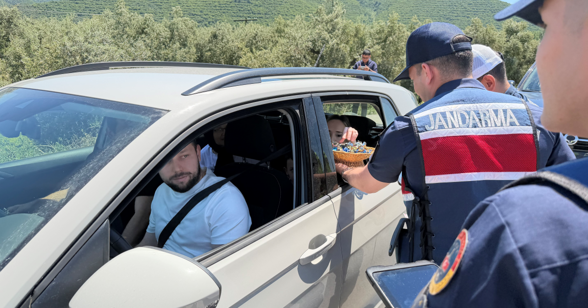 Bursa’da Jandarmadan Bayram Denetimi Sürücülere Çikolata Ve Kolonya Ikram Edildi (2)