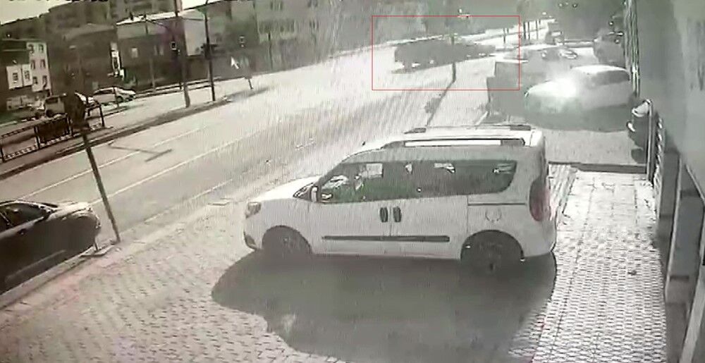 Bursa'da Kırmızı Işık Kazası Kamerada! (1)