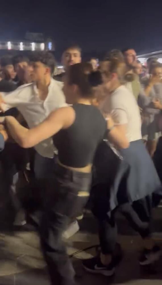 Bursa'da Konserde Tekme Ve Yumruklar Havada Uçuştu! (2)