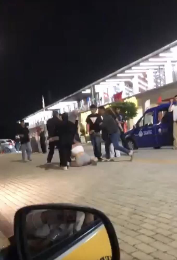 Bursa'da Konserde Tekme Ve Yumruklar Havada Uçuştu! (3)