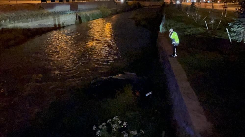 Bursa'da Kontrolden Çıkan Araç Dereye Uçtu! (2)