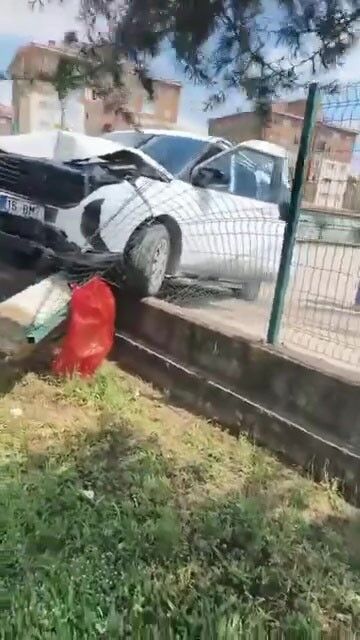 Bursa'da Kontrolden Çıkan Otomobil Okul Duvarına Girdi! (1)