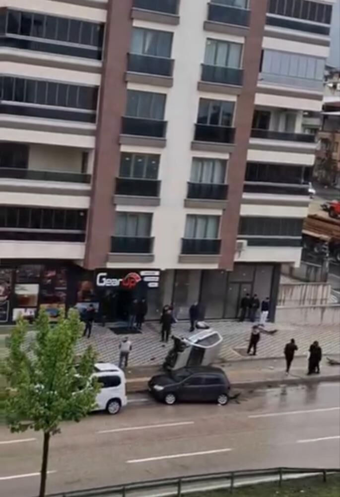Bursa'da Kontrolden Çıkan Otomobil Takla Attı! (7)