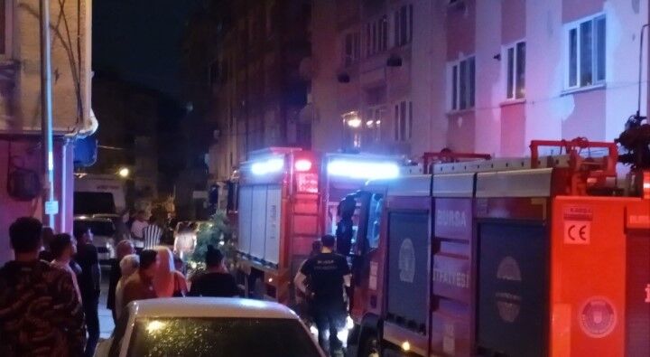Bursa'da Korkutan Yangın! 6 Katlı Binanın Üst Katı Alevlere Teslim Oldu (3)